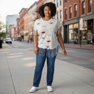 On Fire Women's size 1X/XL White Eye, lips Graphic short sleeve Fringe Tee